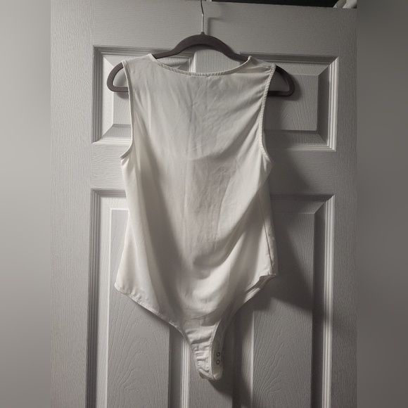 White square neck bodysuit (L) - Picture 3 of 3